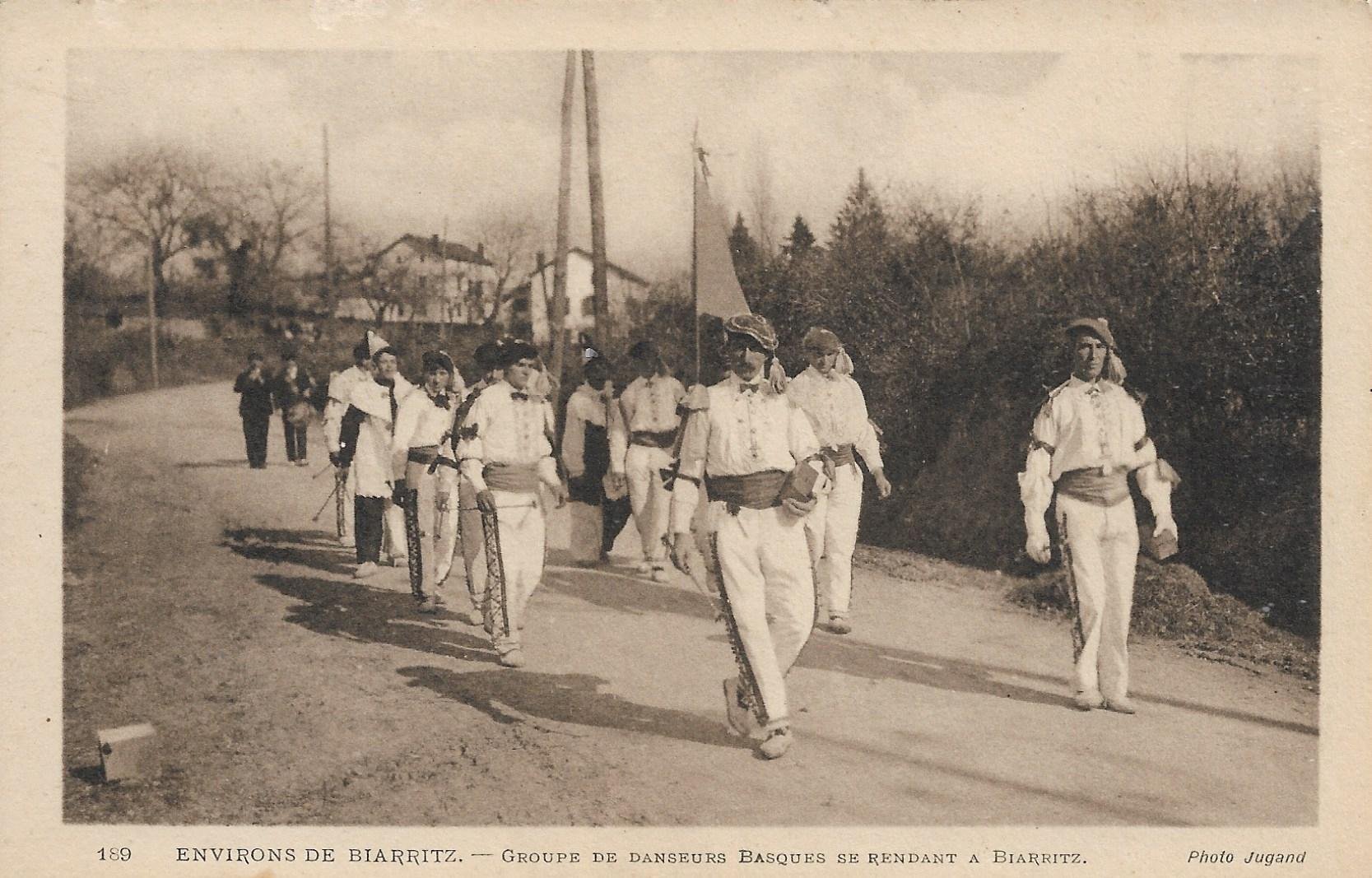 /France/FR_people_1903-1938_Environs de Biarritz. Groupe de danseurs Basques.jpg